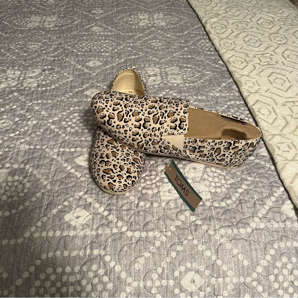 TOMS Women's Tan Leopard Print Flats, size 9, NWT.